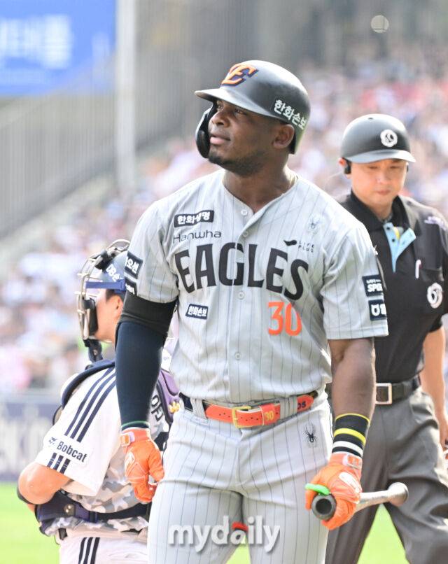 3일 오후 서울 잠실야구장에서 진행된 '2026 신한 SOL KBO 리그' 한화 이글스- 두산 베어스의 경기. 한화 페라자가 1회초 플라이로 아웃 당한 뒤 아쉬워 하고 있다./마이데일리