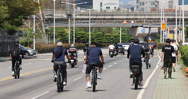 지난 20일 울산시 북구 현대자동차 울산공장 명촌정문에서 오전조 근무자들이 4시간 부분파업으로 일찍 퇴근하고 있다. [연합]