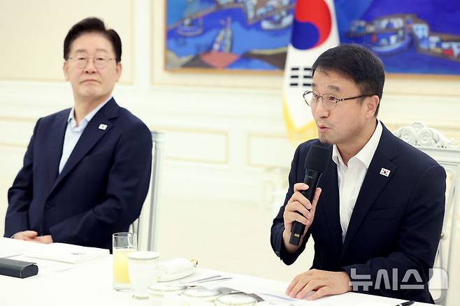 [서울=뉴시스] 조성봉 기자 = 한병도 더불어민주당 원내대표가 25일 청와대에서 열린 민주당 신임 지도부 만찬 간담회에서 인사말을 하고 있다. 2026.08.25. suncho21@newsis.com