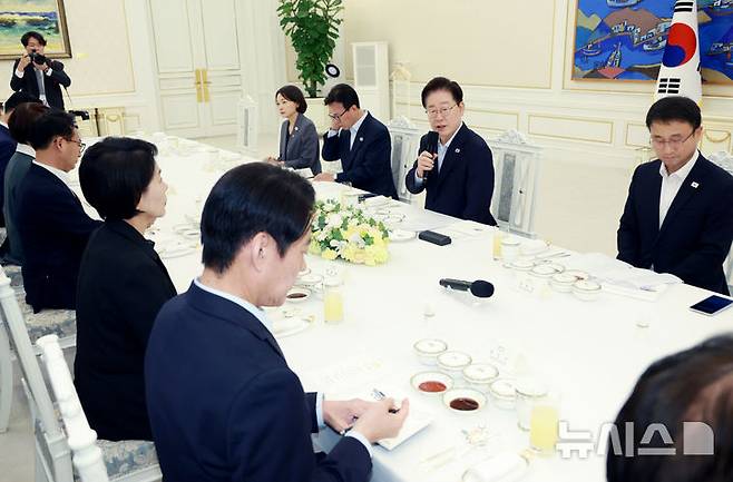 [서울=뉴시스] 조성봉 기자 = 이재명 대통령이 25일 청와대에서 열린 더불어민주당 신임 지도부 만찬 간담회에서 인사말을 하고 있다. 2026.08.25. suncho21@newsis.com