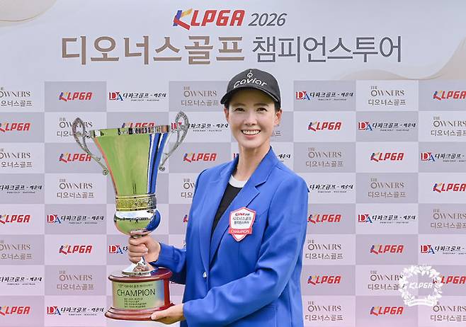 [서울=뉴시스]문지영, KLPGA 챔피언스 투어 7차전 우승. (사진=KLPGA 투어 제공)