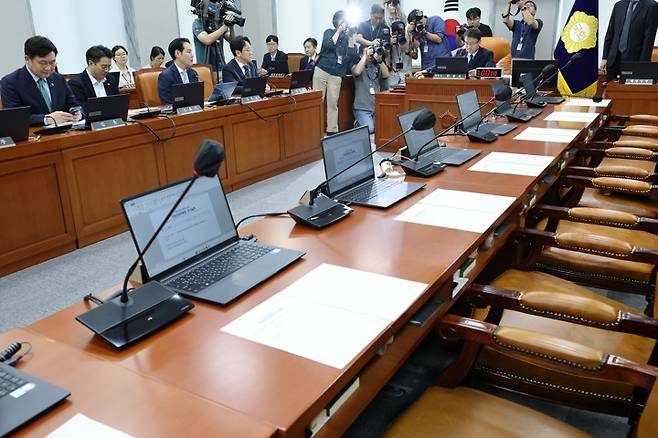 국회 운영위, 이진숙 제명 촉구 결의안 민주당 주도로 의결 국회 운영위, 이진숙 제명 촉구 결의안 민주당 주도로 의결     (서울=연합뉴스) 이동해 기자 = 국회 운영위원장인 더불어민주당 한병도 원내대표가 25일 국회에서 열린 운영위원회 전체회의에서 국민의힘 이진숙 의원에 대한 제명 촉구 결의안을 의결하고 있다. 국민의힘 소속 위원들은 이날 회의에 불참했다. 2026.8.25      eastsea@yna.co.kr (끝)   <저작권자(c) 연합뉴스, 무단 전재-재배포, AI 학습 및 활용 금지>