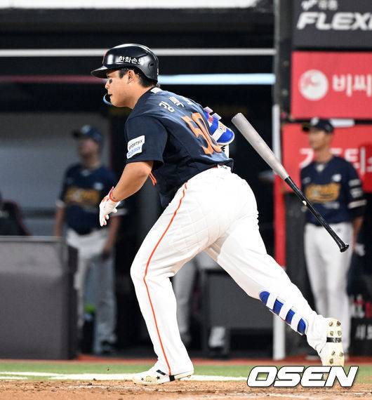 [OSEN=수원, 이대선 기자] 31일 수원 KT위즈파크에서 2026 신한 SOL KBO리그 KT 위즈와 한화 이글스의 경기가 열렸다.이날 KT는 소형준, 한화는 류현진을 선발로 내세웠다.8회초 무사에서 한화 강백호가 중전 안타를 치고 있다. 2026.07.31 /sunday@osen.co.kr