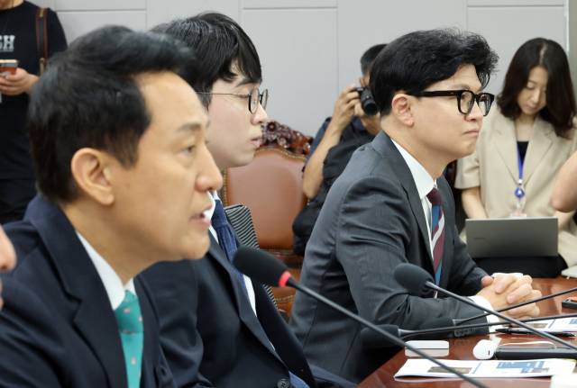 ▲무소속 한동훈 의원이 25일 국회 의원회관에서 열린 "미국의 대전략과 한국의 선택" 세미나에서 오세훈 서울시장의 발언을 듣고 있다. ⓒ연합뉴스