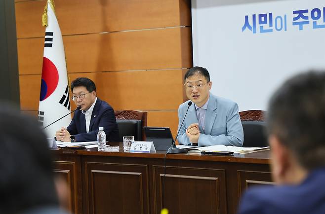 24일 울산시청에서 소상공인연합회와 외식업계, 가맹점주, 시민 이용자 등이 참석한 가운데 ‘울산페이·울산페달 활성화 간담회’가 열렸다. 사진제공=울산시