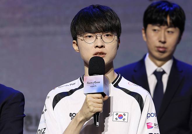 ‘페이커’ 이상혁이 25일 서울 마포구 상암큐브컨벤션센터에서 열린 2026 아이치·나고야 아시안게임 e스포츠 국가대표 출정식에서 취재진의 질문에 답하고 있다.    연합뉴스
