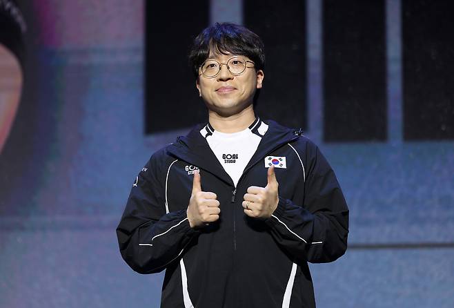 ‘무릎’ 배재민이 25일 서울 마포구 상암큐브컨벤션센터에서 열린 2026 아이치·나고야 아시안게임 e스포츠 국가대표 출정식에서 포즈를 취하고 있다.  연합뉴스