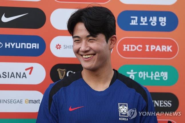 독일 분데스리가 아우스크스부르크 입단을 앞둔 설영우가 새로운 팀에서 2026 국제축구연맹(FIFA) 북중미 월드컵에서 남긴 아쉬움을 씻어낼 수 있을지 주목된다. 소속팀 츠르베나 즈베즈다에서는 주전 풀백으로 뛰며 즈베즈다의 리그 우승과 유럽축구연맹(UEFA) 챔피언스리그 등 유럽대항전 선전에 기여했으나, 유독 북중미 월드컵 기간 동안 작아졌던 설영우다. 사진 연합뉴스