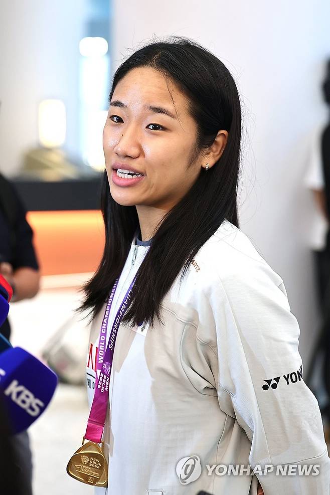세계선수권 정상 탈환 소감 밝히는 안세영 (영종도=연합뉴스) 서대연 기자 = 2026 세계배드민턴연맹(BWF) 세계선수권대회 여자 단식에서 우승한 안세영이 25일 인천국제공항 제2여객터미널을 통해 귀국하며 취재진에 소감을 밝히고 있다.
    2023년 코펜하겐 대회에서 한국 배드민턴 단식 사상 첫 세계선수권 우승 대업을 달성했던 안세영은 이로써 3년 만에 다시 세계 최정상의 자리를 되찾았다. 2026.8.25 dwise@yna.co.kr