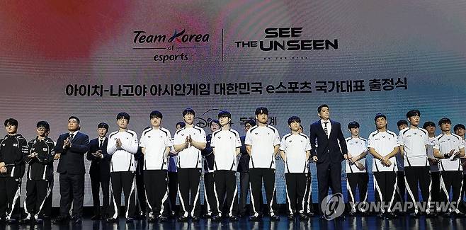 e스포츠 국가대표 집결 (서울=연합뉴스) 김성민 기자 = 25일 서울 마포구 상암 큐브 컨벤션 센터에서 열린 아이치-나고야 아시안게임 e스포츠 대한민국 국가대표 출정식에서 '페이커' 이상혁을 포함한 선수들이 입장해 있다. 2026.8.25 ksm7976@yna.co.kr