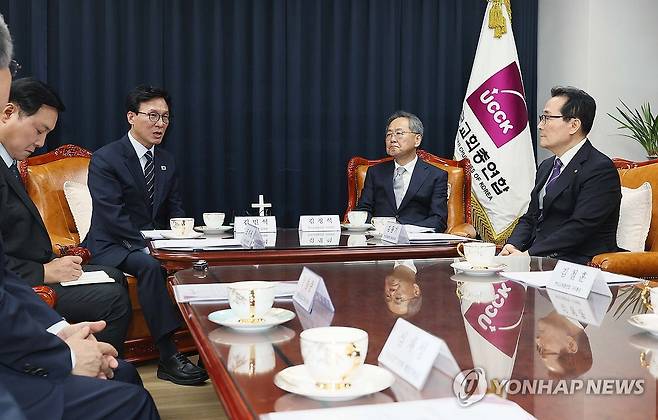 김민석 당 대표, 김정석 한국교회총연합회 대표회장 예방 (서울=연합뉴스) 더불어민주당 김민석 대표가 25일 서울 종로구 한국교회총연합에서 김정석 대표회장을 예방하고 있다. 2026.8.25 [국회사진기자단] photo@yna.co.kr