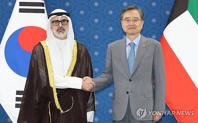 악수하는 한-쿠웨이트 외교장관 (서울=연합뉴스) 이진욱 기자 = 조현 외교부 장관과 자라 알-사바 쿠웨이트 외교장관이 25일 서울 종로구 외교부에서 외교장관회담에 앞서 악수하고 있다. 2026.8.25 cityboy@yna.co.kr