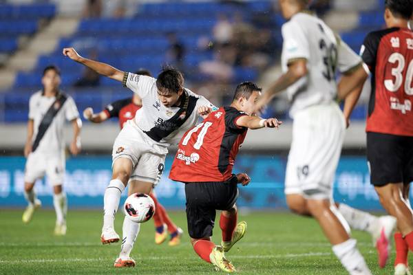 경남FC와 김해FC가 15일 김해종합운동장에서 경기를 벌이고 있다. /K리그
