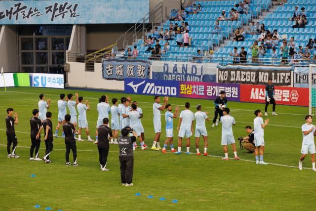 대구FC와 부산아이파크와의 경기가 있었던 지난 22일 경기 전 대구 선수들이 몸을 풀고 있는 가운데 군데군데 잔디가 패여 있다. 이화섭 기자