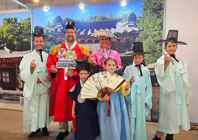 마스터즈육상경기대회에 참가한 외국인 선수 가족이 한복입기 체험에 참가하고 있다. /대구 수성구 제공