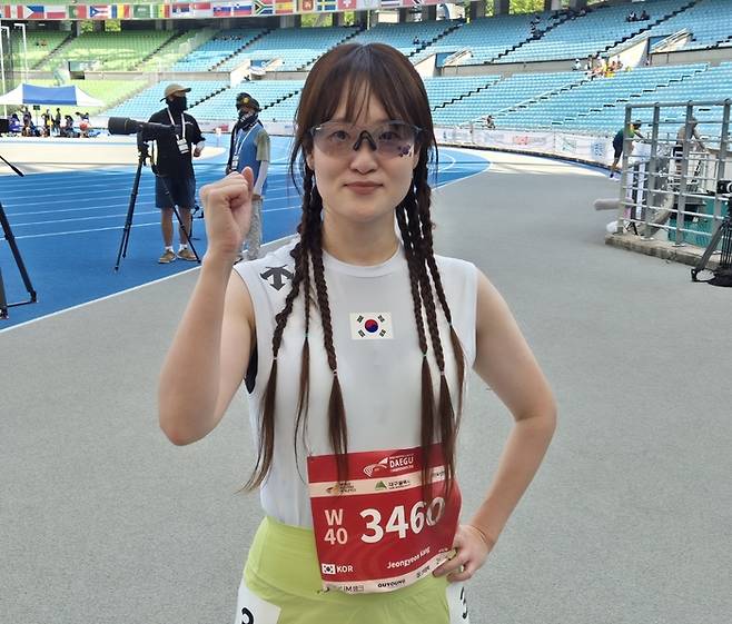 2026 대구세계마스터즈육상경기대회 100ｍ·1천500ｍ·5천ｍ 종목에 출전한 강정연 선수가 100ｍ 결승선을 통과한 뒤 파이팅을 외치고 있다. 노진실 기자