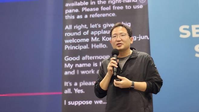 공영준 LG테크놀로지벤처스 심사역은 지난 20일 서울 코엑스에서 열린 ‘AI 서밋 서울 & 엑스포 2026’ 세미나 스테이지에서 ‘실리콘밸리 AI 스타트업의 최신 트렌드와 투자 동향’을 주제로 실리콘밸리 현장의 상황을 설명했다. (사진=테크42)