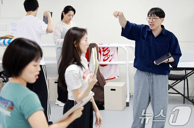 배석준 연출이  배우들과 무대연습을 하고 있다. ⓒ 뉴스1 이호윤 기자
