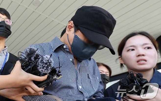 장미란 씨 등 실종 사건 2건을 허위종결한 혐의를 받는 제주서부경찰서 소속 부 모 경장이 25일 제주지방법원에서 구속 전 피의자 심문(영장실질심사)을 마친 뒤 이동하고 있다. 2026.8.25 ⓒ 뉴스1 안은나 기자