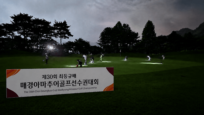 제30회 최등규배 매경아마추어골프선수권대회 2라운드를 앞두고 서원밸리CC 직원들이 조명을 밝힌 채 새벽 그린 관리 작업을 하고 있다. 대보그룹 제공