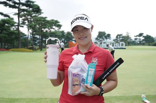 지난해 여자부 우승자 박서진이 제30회 최등규배 매경아마추어골프선수권대회 주최 측이 마련한 기념품 꾸러미를 들고 웃고 있다. 대보그룹 제공