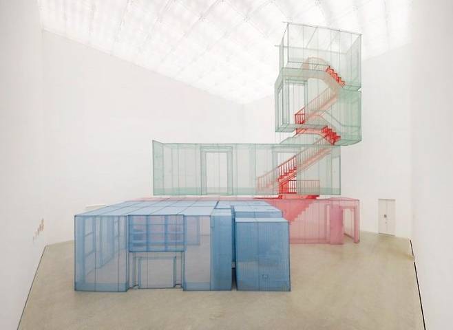 ‘아파트 A, 복도와 계단, 미국 뉴욕 웨스트 22번가 348번지, NY 10011(가나자와 버전)’(2012). 서도호가 뉴욕에서 살았던 아파트의 복도와 계단을 실물 크기의 반투명 천으로 재현했다. 전체 유닛은 오는 12월18일부터 국립현대미술관 서울박스에서 공개된다. 전택수 촬영, 국립현대미술관.
