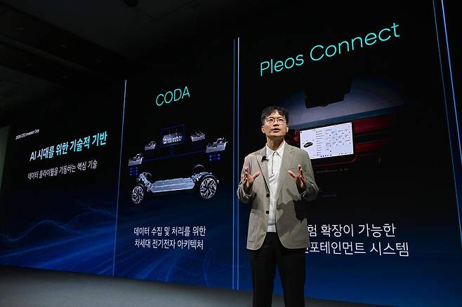 박민우 현대차그룹 AVP본부장(사장) 겸 포티투닷 대표이사가 '2026 CEO 인베스터 데이'에서 SDV와 자율주행 부문 전략에 대해 발표하고 있다