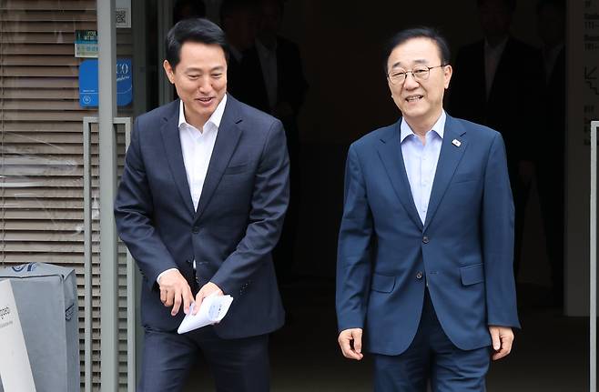 김윤덕 국토교통부 장관과 오세훈 서울시장이 26일 서울 중구 컨퍼런스하우스 달개비에서 서울 주택 공급 현안을 논의하기 위한 2차 회동을 마친 뒤 이동하고 있다. /최기웅 기자