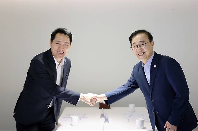 김윤덕 국토교통부 장관(오른쪽)과 오세훈 서울시장이 26일 서울 중구 컨퍼런스하우스 달개비에서 용산공원을 활용한 주택 공급 등 서울 주택 문제 논의에 앞서 악수를 하고 있다. 2026.8.26/서울시 제공