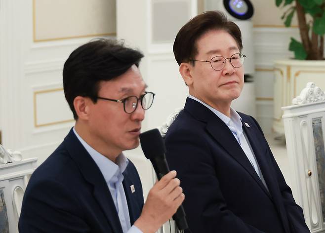 이재명 대통령이 25일 청와대에서 열린 더불어민주당 신임 당지도부 만찬 간담회에서 김민석 대표의 발언을 듣고 있다. (청와대통신사진기자단) 2026.8.25 ⓒ 뉴스1