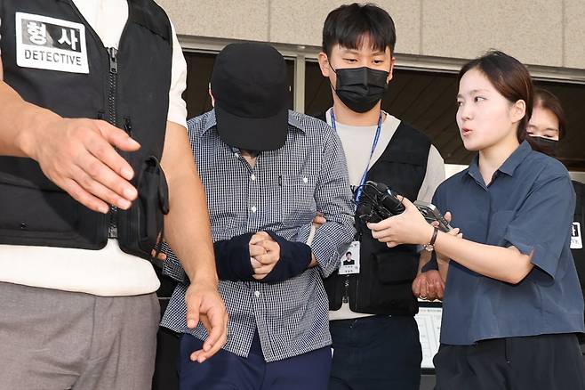 장미란 씨 등 실종 사건을 허위종결한 혐의를 받는 제주서부경찰서 소속 부 모 경장이 25일 제주지방법원에서 구속 전 피의자 심문(영장실질심사)을 마친 뒤 이동하고 있다. 2026.8.25 뉴스1