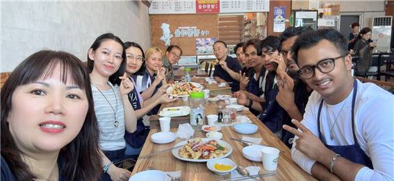 지난 2일 서정대학교 ‘선데이하이스쿨’ 3기 수강생들이 수료식을 마친 뒤 교수진 등과 함께 점심식사를 하고 있다. 서정대 제공