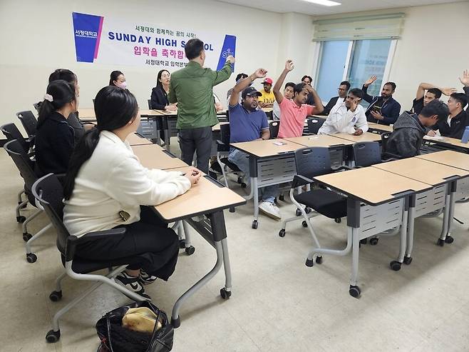 지난 4월26일 서정대학교에서 열린 ‘선데이하이스쿨’ 3기 입학식에서 수강생들이 수업에 참여하고 있다. 서정대 제공