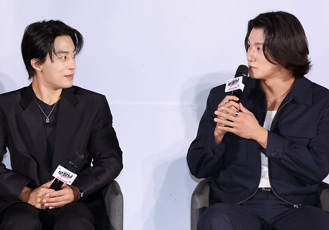 <YONHAP PHOTO-3453> '부활남'으로 다시 만난 구교환-신승호(서울=연합뉴스) 이재희 기자 = 배우 구교환(왼쪽)과 신승호가 26일 서울 광진구 롯데시네마 건대입구점에서 열린 영화 '부활남 더 레드' 제작보고회에서 질문에 답하고 있다. 두 사람은 2021년 공개된 드라마 'D.P.'에서 함께 호흡을 맞췄다. 2026.8.26scape@yna.co.kr/2026-08-26 12:24:46/<저작권자 ⓒ 1980~2026 ㈜연합뉴스. 무단 전재 재배포 금지, AI 학습 및 활용 금지>