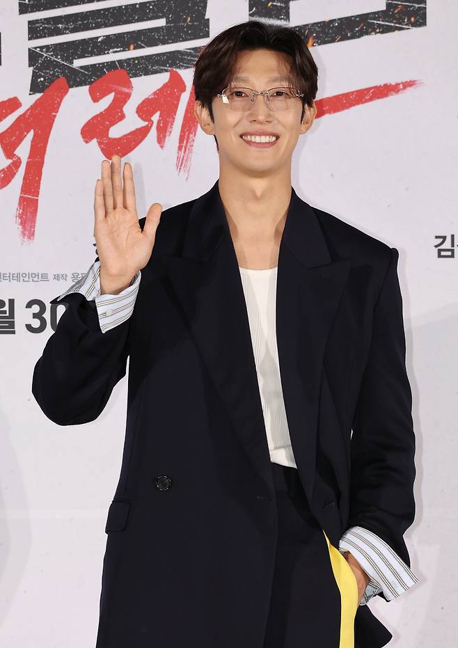 <YONHAP PHOTO-3443> 포즈 취하는 강기영(서울=연합뉴스) 이재희 기자 = 배우 강기영이 26일 서울 광진구 롯데시네마 건대입구점에서 열린 영화 '부활남 더 레드' 제작보고회에서 포즈를 취하고 있다. 2026.8.26scape@yna.co.kr/2026-08-26 12:24:21/<저작권자 ⓒ 1980~2026 ㈜연합뉴스. 무단 전재 재배포 금지, AI 학습 및 활용 금지>