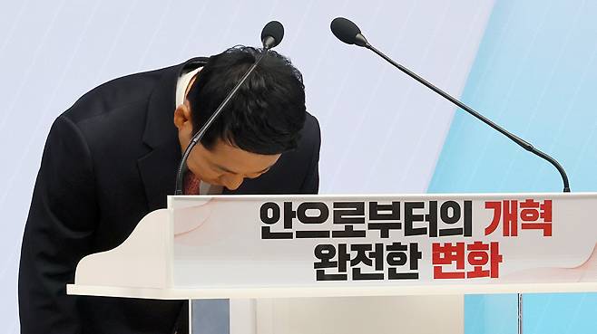 국민의힘 장동혁 대표가 26일 서울 여의도 중앙당사에서 열린 당 대표 취임 1주년 기자회견에서 인사하고 있다. 2026.8.26 [사진=연합뉴스]