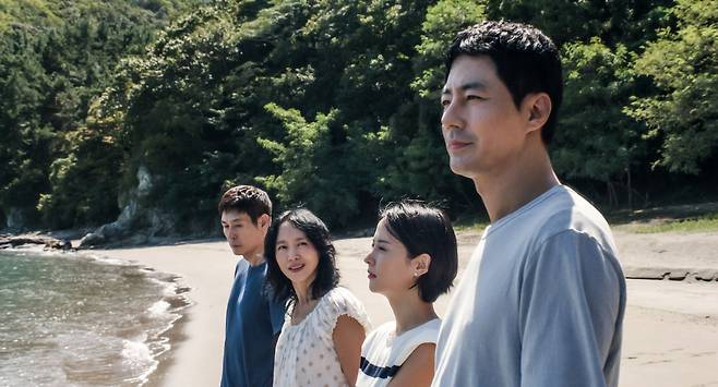 ‘가능한 사랑’은 해고 노동자와 그의 아내 그리고 다큐멘터리 감독과 그녀의 남편, 두 부부가 다큐멘터리 제작을 위해 만나 숨은 욕망을 마주하는 이야기를 그린 작품이다. [사진 넷플릭스]