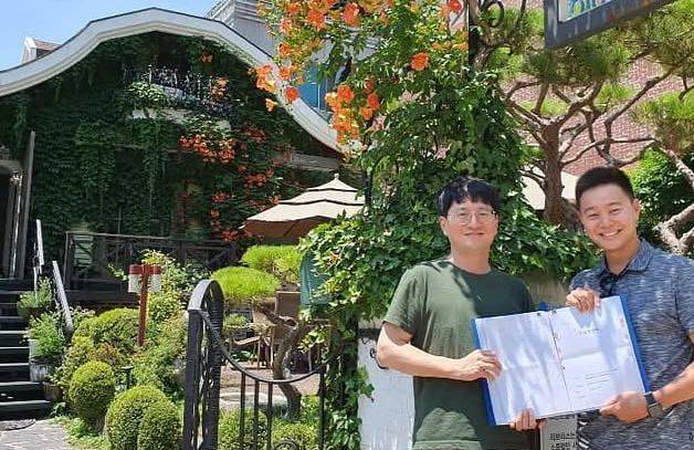 지난 2019년 시드 단계부터 투자·육성하는 국내 대표 액셀러레이터인 블루포인트 파트너스 대전 오피스를 찾아 당시 담당 심사역이었던 김두성 이사(현재 그룹장, 왼쪽)와 함께 찍은 사진. [사진 이진]