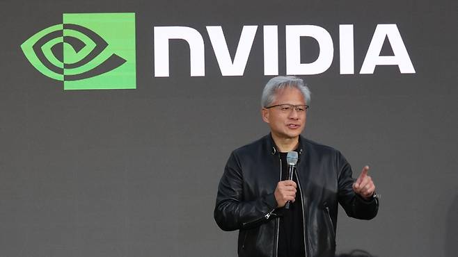 ▲ 젠슨 황 엔비디아 최고경영자(CEO)가 8일 서울 중구 신라호텔에서 열린 ‘엔비디아 코리아 AI 에코시스템 리셉션’에서 연설하고 있다. 2026.6.8 연합뉴스 자료사진