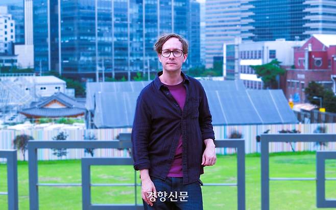 스웨덴 섭식장애 전문가인 마티아스 스트란드가 지난 2일 서울 중구 정동 고종의 길과 이어진 선원전 터에서 촬영에 응하고 있다. 그는 1896년 2월 11일 이곳 러시아공사관에서 벌어진 아관파천 내용을 간단히 설명하려 하자 “왕이 도망쳐 온 곳 아니냐”며 되물을 정도로 한국 역사을 잘 알았다. 그는 한국 역사뿐만 아니라 섭식장애, 입양, 감정의 문제도 더 공부하고 싶다고 했다. 김종목 기자