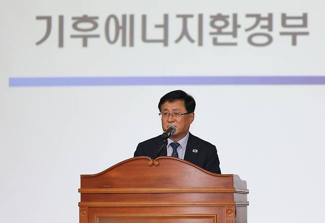 김성환 기후에너지환경부 장관이 26일 서울 영등포구 한전 남서울본부에서 열린 ‘산업용 지역 전기요금제’ 공청회에서 발언하고 있다. 연합뉴스