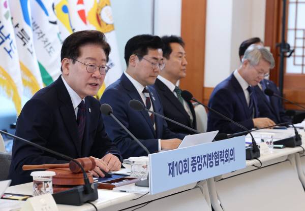 이재명 대통령이 26일 청와대에서 열린 제10회 중앙지방협력회의에서 발언하고 있다. 연합뉴스
