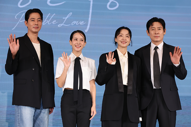 25일 서울 마포구 한 호텔에서 열린 넷플릭스 영화 ‘가능한 사랑’ 제작보고회에 참석한 주연 배우들. 왼쪽부터 조인성, 조여정, 전도연, 설경구. 연합뉴스