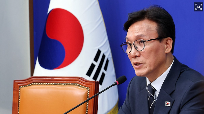 더불어민주당 김민석 대표가 25일 국회에서 민주당 혁신특별기구 ‘메가 텐’ 인선 관련 브리핑을 하고 있다. 연합뉴스
