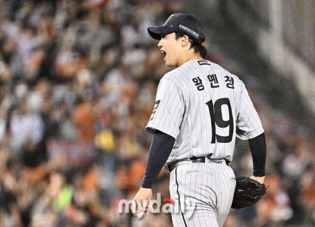 22일 오후 서울 잠실야구장에서 진행된 '2026 프로야구 KBO리그' LG트윈스와 한화이글스의 경기. 한화 왕옌청이 4회말 1사 1루서 박동원의 안타때 주자와 타자가 모두 아웃되자 환호하고 있다./마이데일리