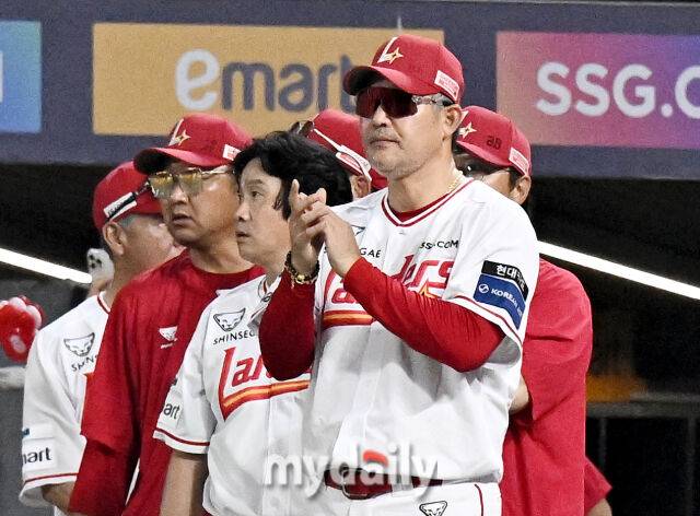 4일 오후 인천광역시 문학동 SSG랜더스필드에서 진행된 '2026 프로야구 KBO리그' SSG랜더스와 LG트윈스의 경기. SSG 이숭용 감독이 10-8로 승리한 뒤 선수들에 박수를 치고 있다./마이데일리