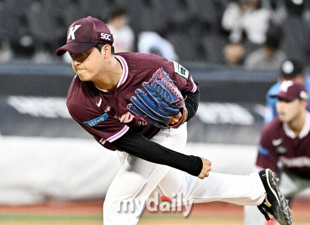 14일 오후 경기도 수원시 조원동 수원KT위즈파크에서 진행된 '2026 프로야구 KBO리그' KT위즈와 키움히어로즈의 경기. 키움 선발투수 박준현이 역투하고 있다./마이데일리