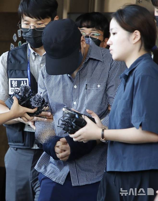 [제주=뉴시스] 우장호 기자 = 장미란(37)씨 등 실종자 허위 종결 사건으로 직무유기 등 혐의를 받고 있는 제주 서부경찰서 소속 부 경장이 25일 오후 제주지방법원에서 구속 전 피의자 심문(영장실질심사)를 받은 후 이동하고 있다. 2026.08.25. woo1223@newsis.com