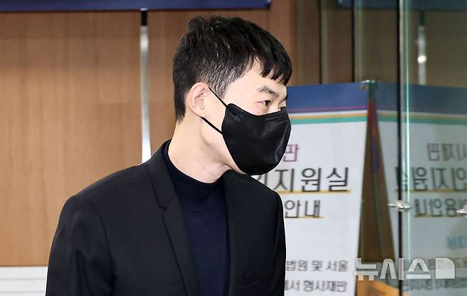 [서울=뉴시스] 이영환 기자 = 현직 교사들로부터 문항을 제공받고 그 대가로 수억원을 지급한 혐의로 기소된 일타강사 현우진(39)씨가 1심에서 무죄를 선고받았다. 사진은 현씨가 지난 4월 24일 자신의 청탁금지법 위반 첫 공판에 출석하는 모습. (공동취재) 2026.08.26. photo@newsis.com