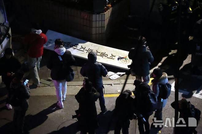 [서울=뉴시스] 사법부가 '서울서부지법 1·19 폭동 사건'에 가담한 혐의로 유죄를 확정한 5명을 상대로 손해배상 청구 소송을 제기했다. 법원이 이번 사태와 관련한 민사소송을 제기한 건 이번이 처음이다. 윤석열 대통령의 구속영장이 발부된 지난해 1월 19일 서울 마포구 서울서부지방법원의 표지판이 윤 대통령 지지자들에 의해 파손되어 있다. (사진=뉴시스DB). 2026.08.26. photo@newsis.com